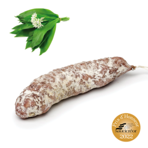 Saucisson artisanal à l'ail des ours, spécialité de charcuterie traditionnelle d'Auvergne