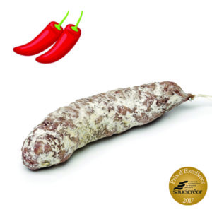 Saucisson au piment d'Espelette AOP, charcuterie artisanale d'Auvergne