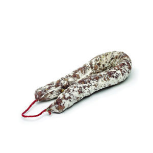 Saucisse courbe sèche artisanale, charcuterie de campagne d'Auvergne